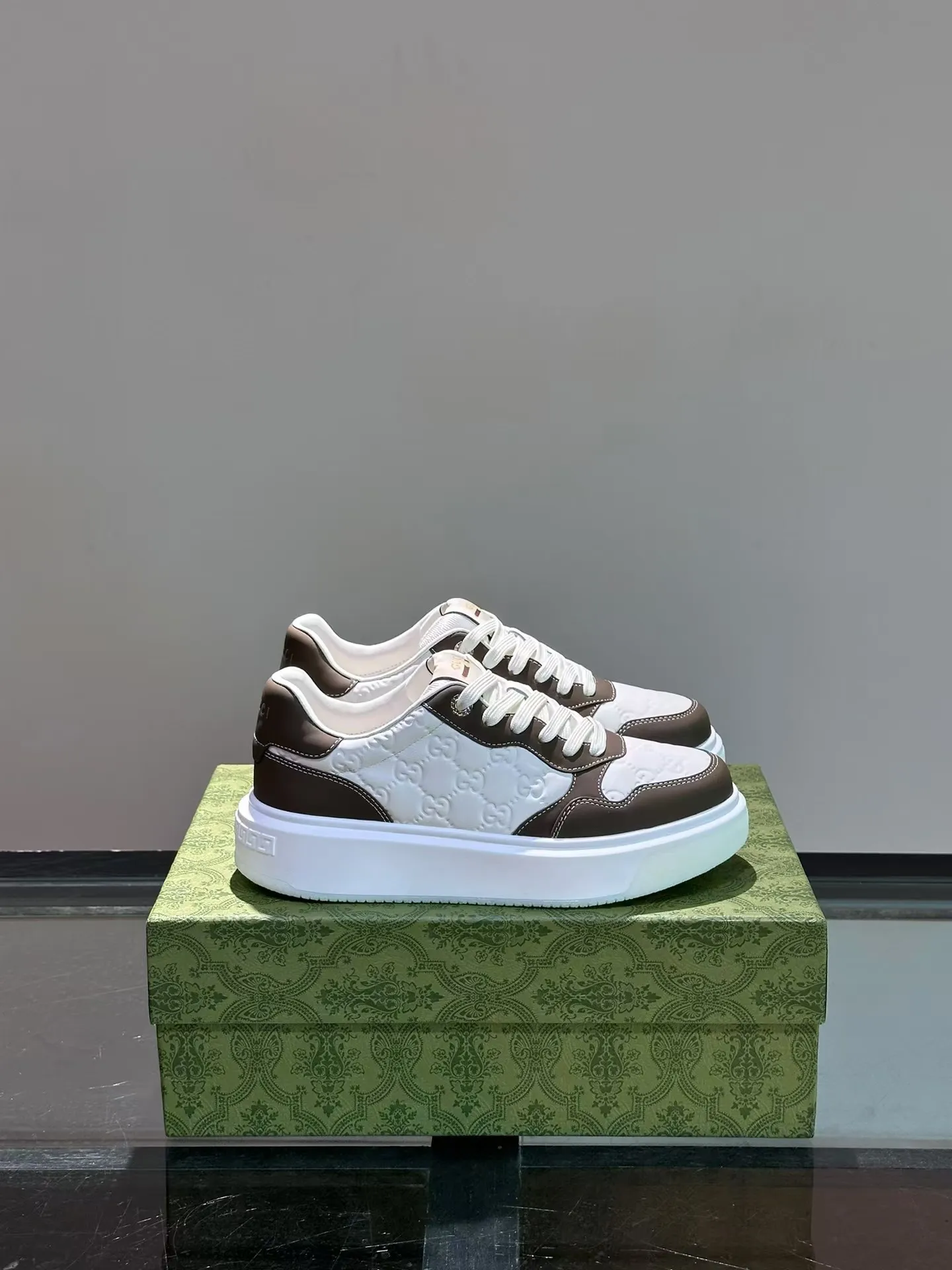 P440 new men's shoes GUCCI [Lightning] latest shoes are shipped. Original quality, fashionable, made of special materials, sheepskin lining, brand new packaging. The foot feels super comfortable and the workmanship is impeccable. Size: Male 38-45.